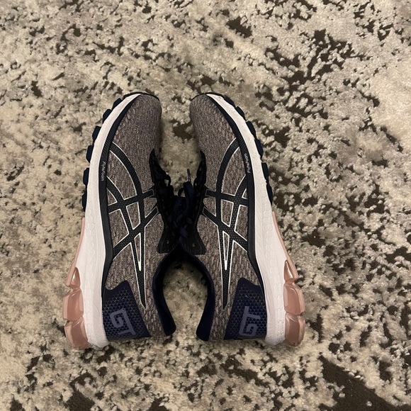 Women’s ASICS - Picture 3 of 5